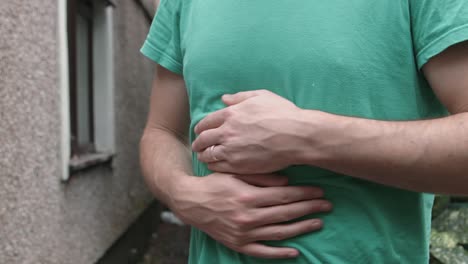 persona con calambres estomacales dolor interno necesita atención médica