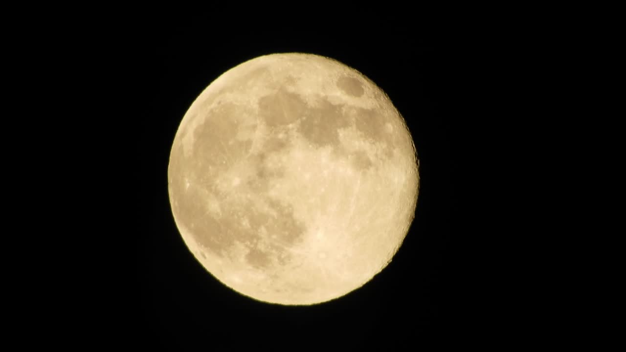 lua cheia em um céu escuro de perto