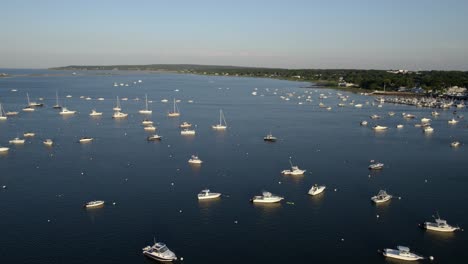 Vista-Aérea-Sobre-Barcos-Iluminados-Por-El-Sol-Anclados-En-El-Puerto-De-Plymouth,-Tarde-Soleada-En-Estados-Unidos