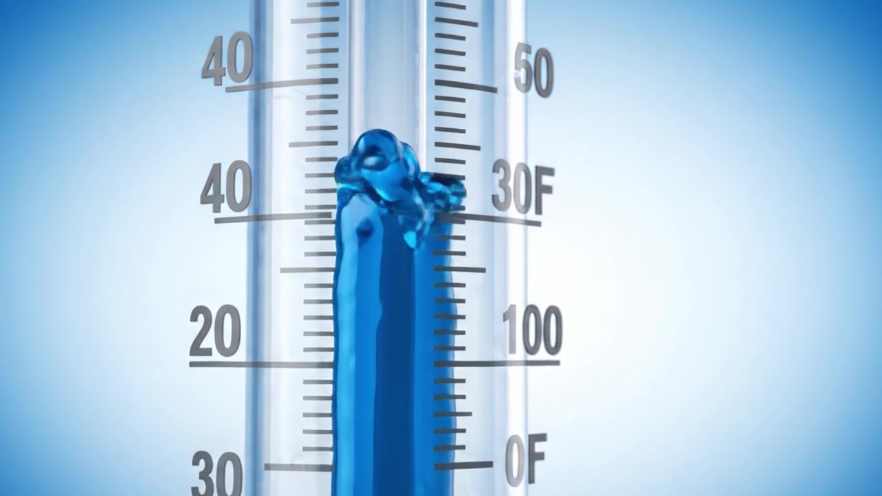Detailní pohled na dva teploměry ukazující různé naměřené teploty ve Fahrenheitech, s výrazným modrým tekutým indikátorem a jasným, moderním designem