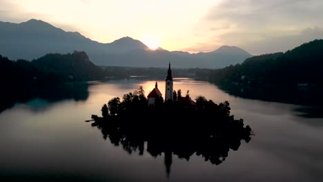 un hermoso reflejo del lago sangrado al amanecer