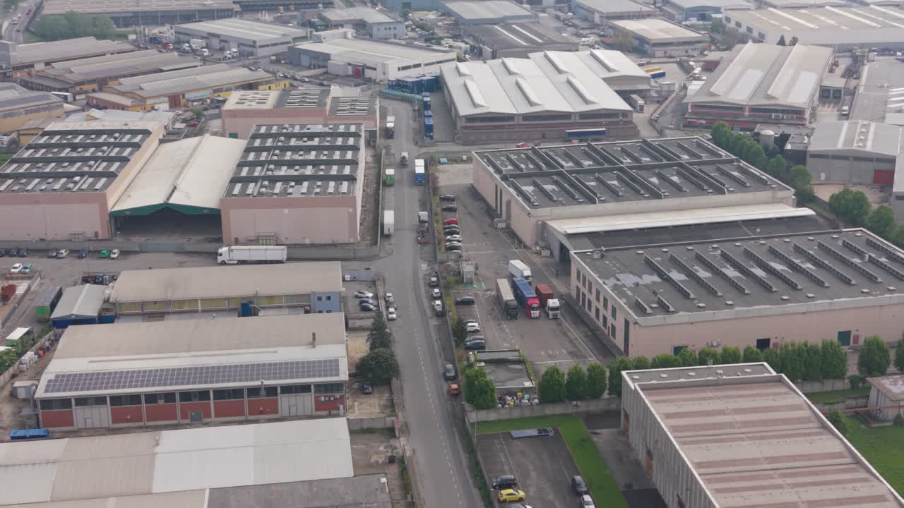 Vista aerea di una zona logistica industriale a Sesto Ulteriano, Milano, Italia.