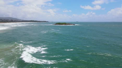 Drone-Volando-Hacia-La-Pequeña-Isla-Muttonbird-En-Coffs-Harbour---Islote-Con-Olas-Oceánicas---Nsw,-Australia