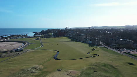 Imágenes-Aéreas-De-La-Histórica-Ciudad-De-St-Andrews-Y-El-Antiguo-Campo-De-Escocia