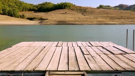 observe as colinas em frente ao píer com vista para o lago