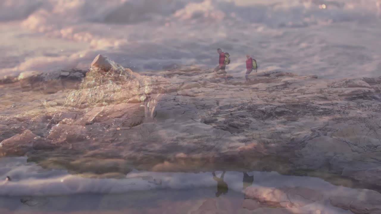 행복한 백인 노인 커플이 해변에서 바다 파도와 메시지를 담은 병을 타고 하이킹하고 있습니다.