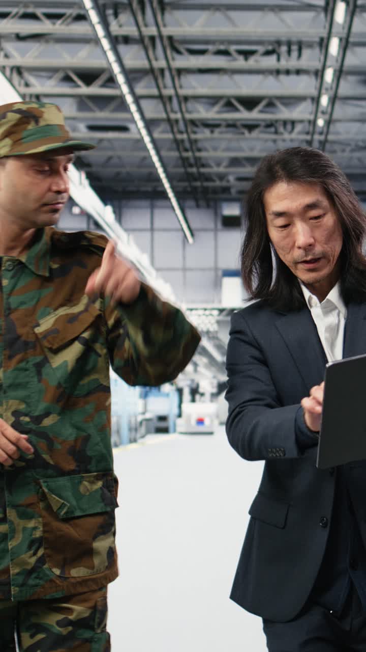 Video verticale: Fabbricazione di microchip, corsa tecnologica geopolitica e ambito militare.