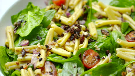 receta de ensalada de pasta en un plato de almuerzo girando en primer plano