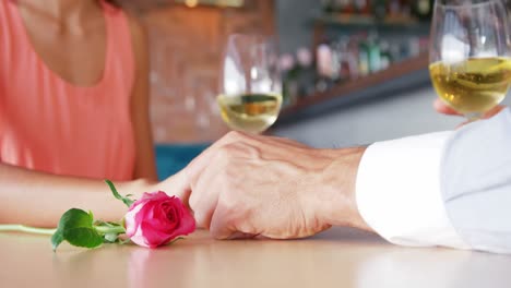 pareja cogiéndose de las manos en la mesa del restaurante