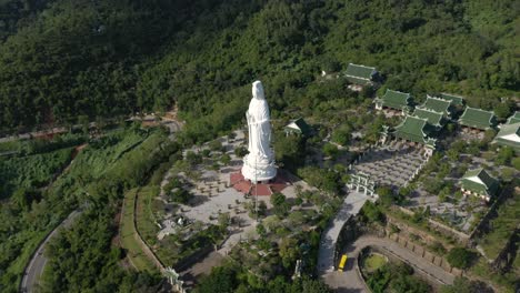 antena de la estatua más alta de buda y templos con enormes montañas y océano en da nang, vietnam