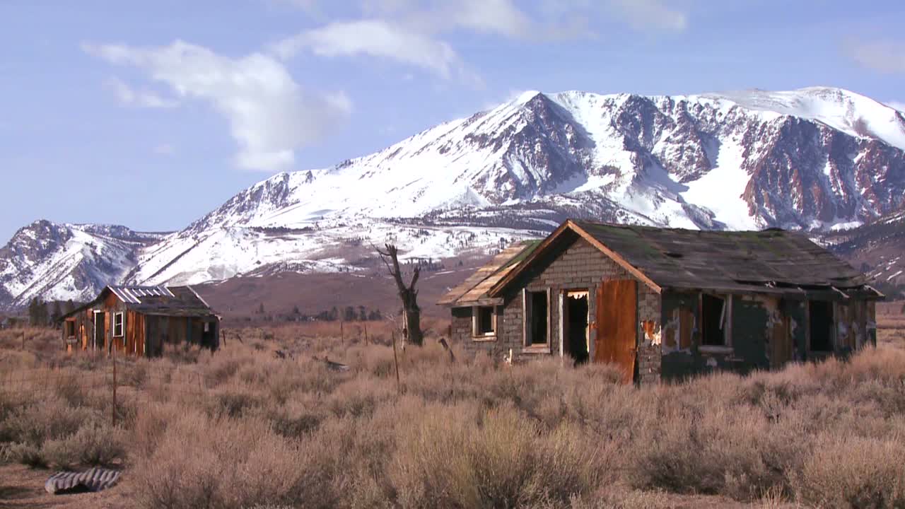 캘리포니아 동부에 버려진 유령 마을 오두막이 있는 눈 덮인 시에라 네바다 산맥의 시간 경과