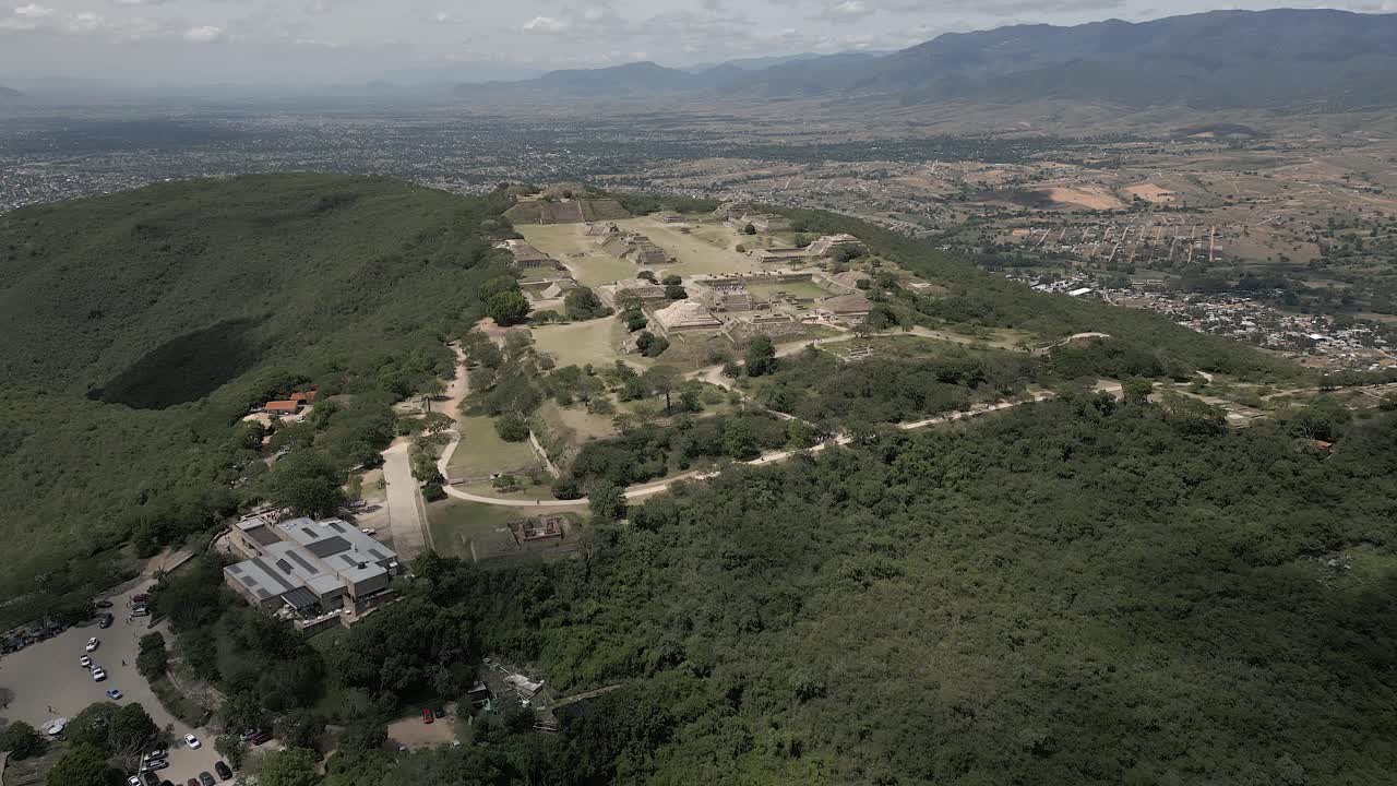 vista aérea de las ruinas arqueológicas zapotecas precolombinas en méxico