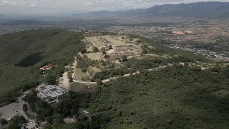 Vista-Aérea-De-Las-Ruinas-Arqueológicas-Zapotecas-Precolombinas-En-México.