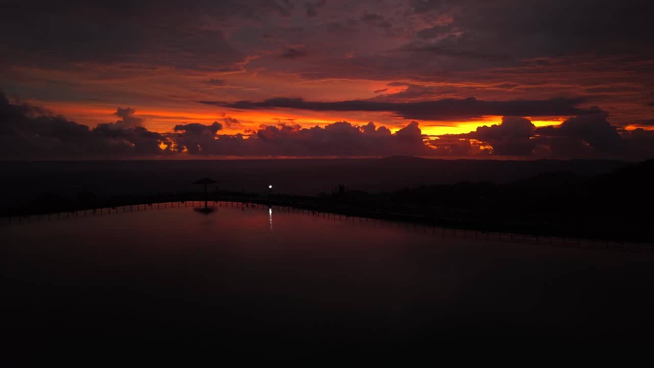 Eine wunderschöne und filmische Ansicht des Nglanggeran-Stausees bei Sonnenuntergang. Ein künstlicher See zur Bewässerung und ein beliebtes Touristenziel, um die hügelige Landschaft zu genießen.