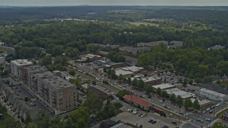 toma aérea de woodstock georgia v3 de tráfico, vecindario de baja altura y bosque - dji inspire 2, x7, 6k - agosto de 2020