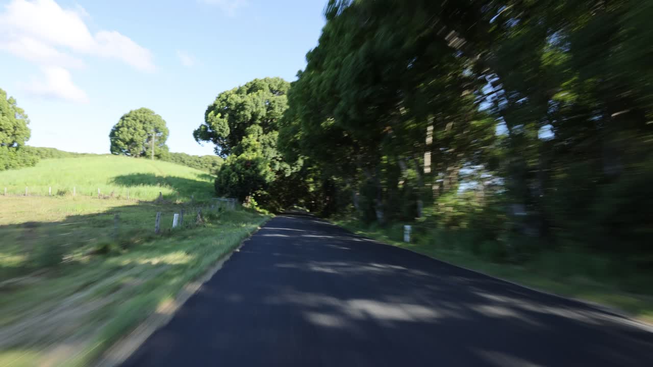 시골 도로를 따라 빠른 속도로 여행하는