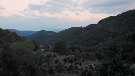 Langsame-Umlaufbahn,-Drohnenvideo,-Dichter-Bergwald,-Sonnenuntergang,-Sommer,-Bewölkt