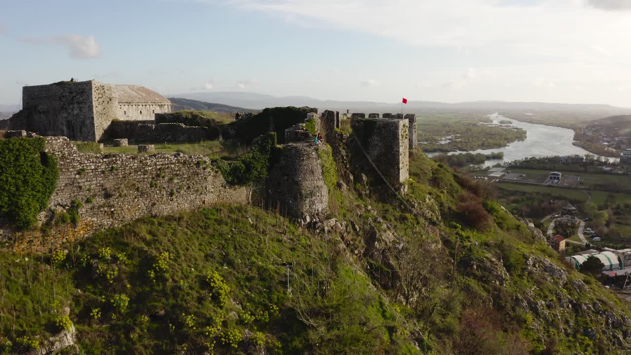 산 꼭대기에 있는 알바니아의 중세 슈코더 성 구조의 오래된 돌담