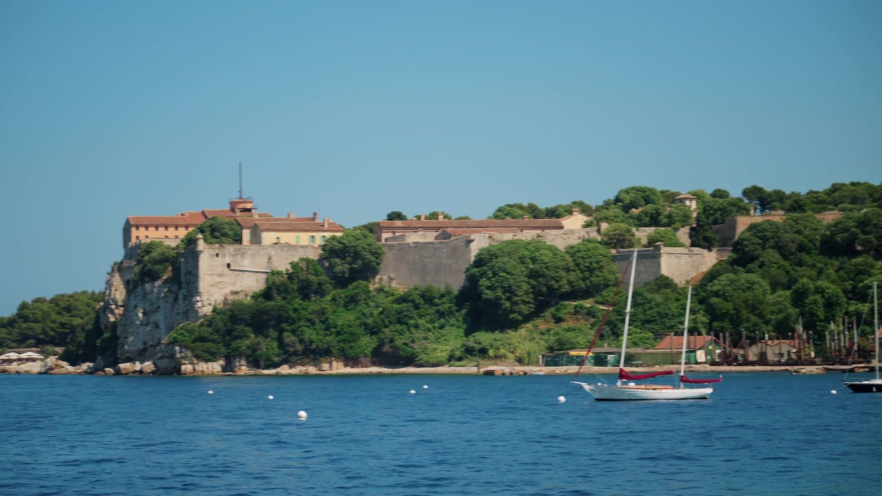 Fortezza Fort Royal in piedi su una scogliera che si affaccia sul Mar Mediterraneo con una barca a vela ormeggiata nella baia in una giornata di sole.