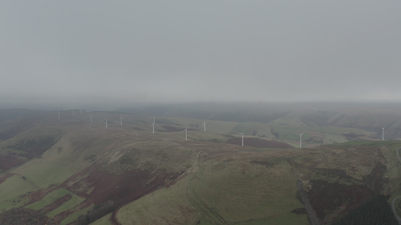언덕과 들판이 있는 구불구불한 영국 시골의 드론 샷