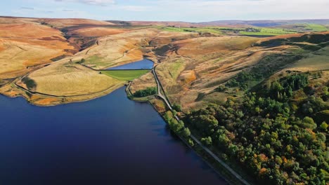 imágenes de video de drones aéreos tomadas en la ciudad de ogden saddleworth moor en oldham, inglaterra, de una serie de lagos, embalses, con un telón de fondo de páramos y bosques