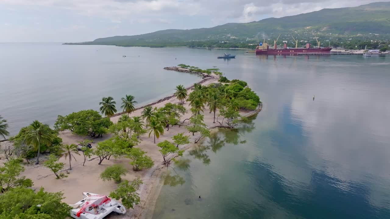 bahia de neiba com o porto no fundo, barahona, na república dominicana