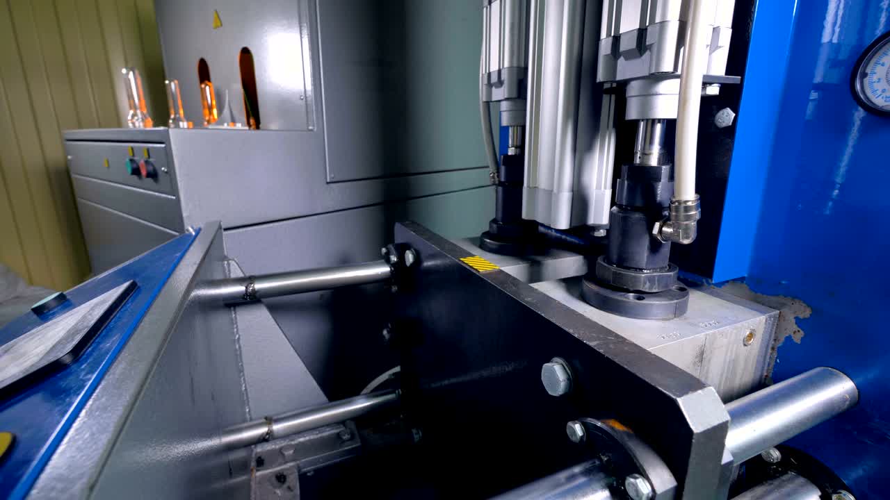 un trabajador de la planta ocupado en una máquina de botellas de leche.