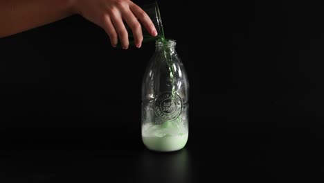 chemical reaction between green vinegar and baking soda