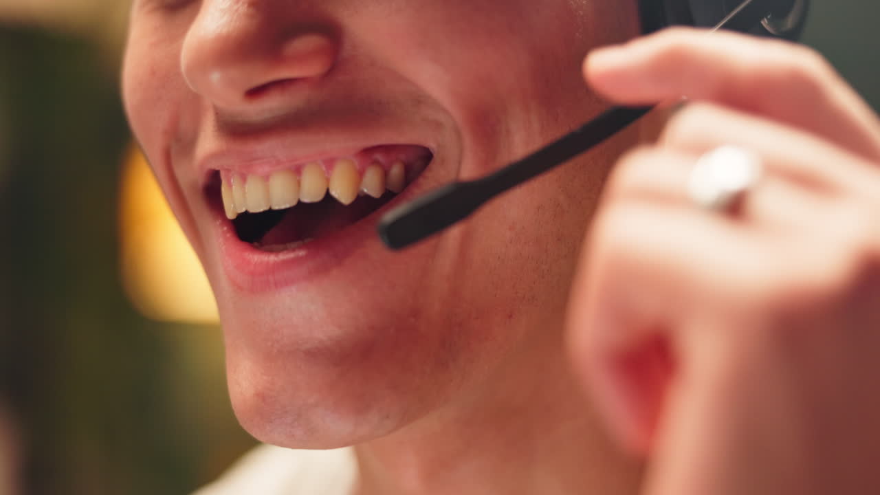 Man som bär headset