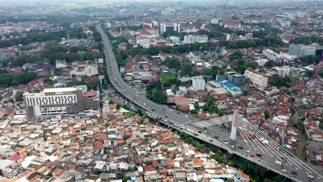 Puente-Atirantado-Pasupati-En-Bandung,-Java-Occidental,-Indonesia-Con-Grandia-Hotel,-Tiro-De-Revelación-Aéreo-Inclinado-Hacia-Arriba