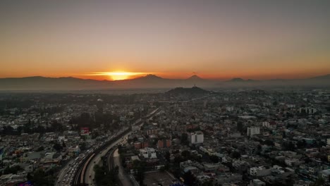 Amanecer-En-La-Ciudad-Y-En-Las-Montañas-De-Fondo