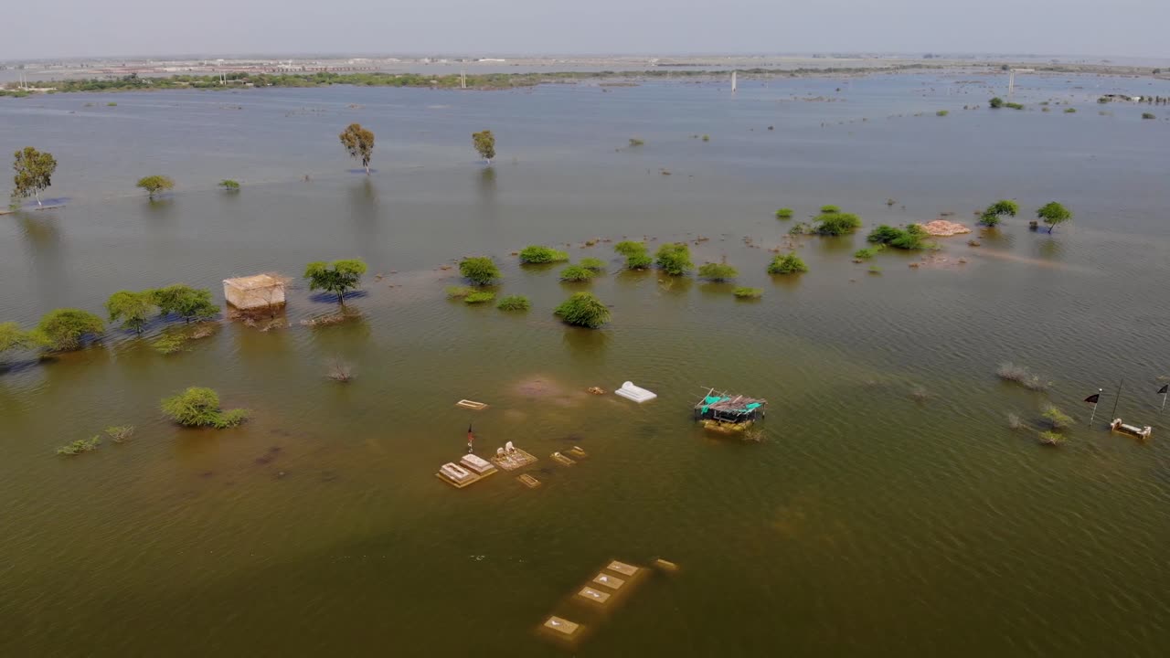 vista aérea de grandes extensiones de tierra bajo el agua de la inundación en jacobabad, pakistán