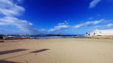 Zeitraffervideo-Aus-Malta,-Das-Den-Leeren-Kleinen-Armier-Strand-Im-Winter-Zeigt