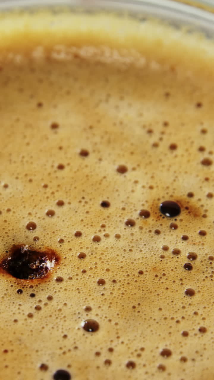 Schiuma nella tazza da caffè