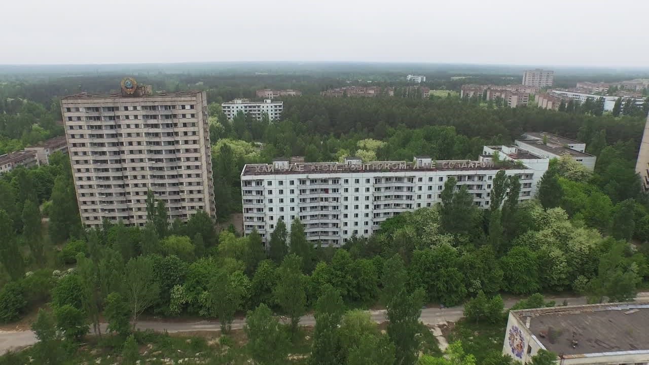 Заброшенные многоквартирные дома в Припяти, Чернобыльская зона отчуждения, заросшие деревьями.