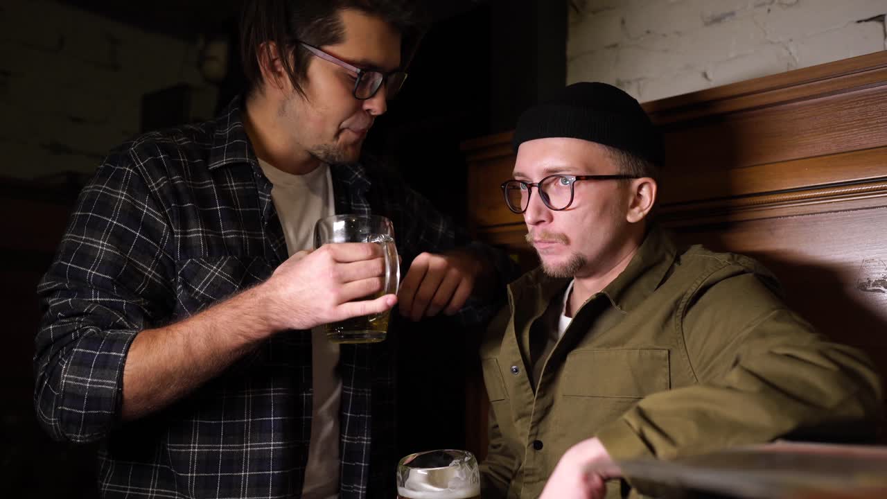 dos amigos disfrutando de la cerveza en un pub