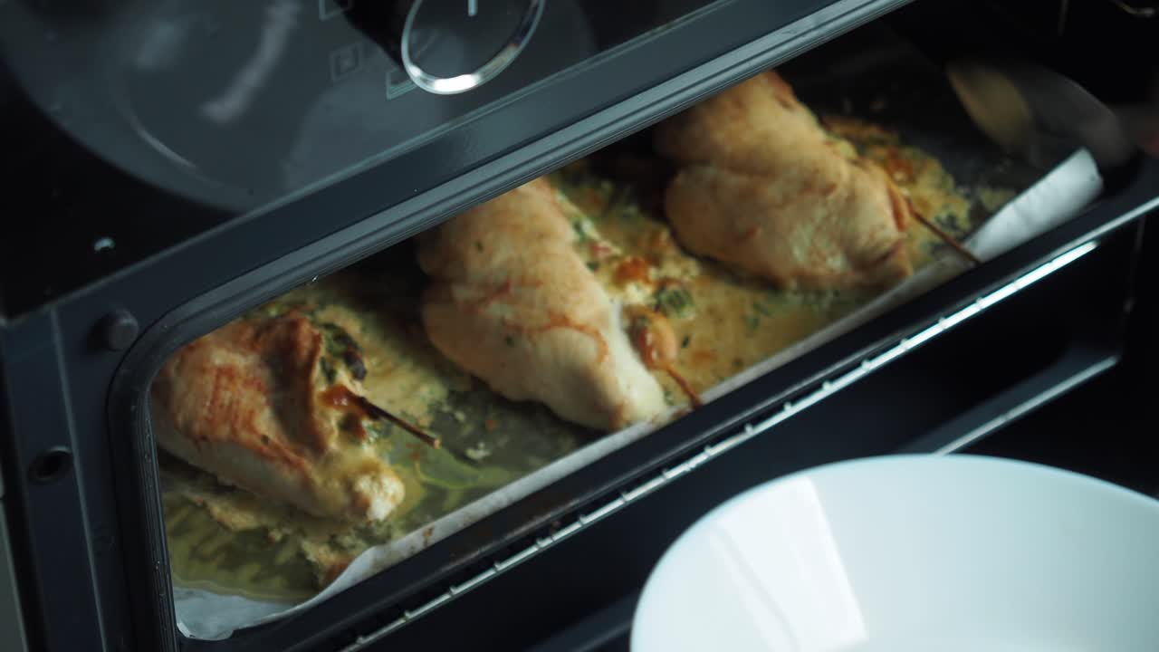 cocinar pecho de pollo relleno en el horno