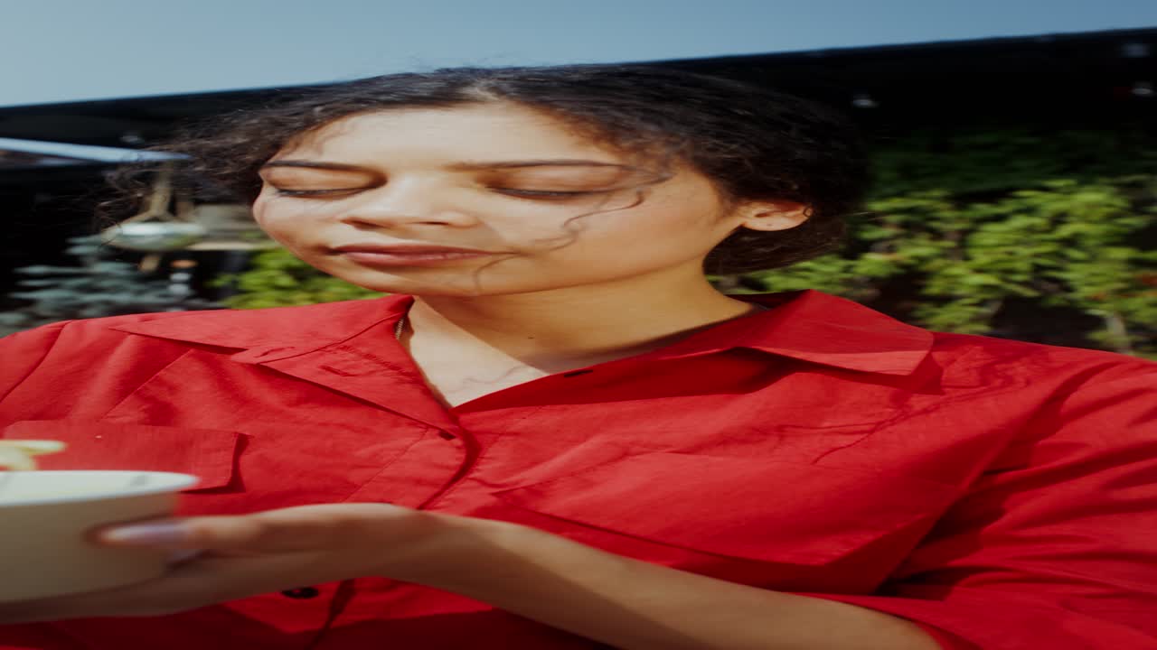 mujer comiendo ramen al aire libre