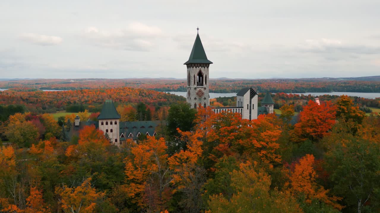 la abadía de saint-benoît-du-lac en la provincia de quebec, cerca de magog, en la orilla del lago memphrémagog durante la temporada de otoño con árboles coloridos, canadá.