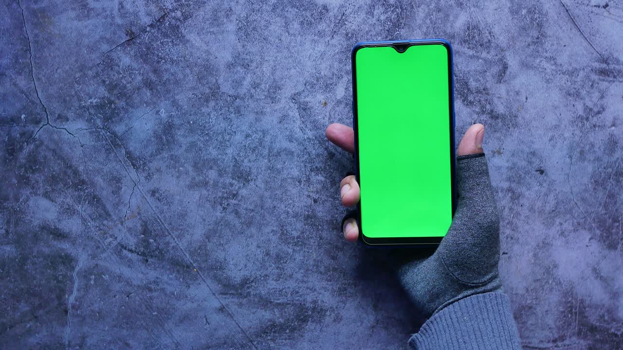 Hacker robando datos de un teléfono inteligente