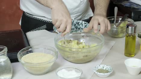 el chef usa un tenedor para mezclar y prensar almidón y verduras juntos creando un caldo de sopa fresco