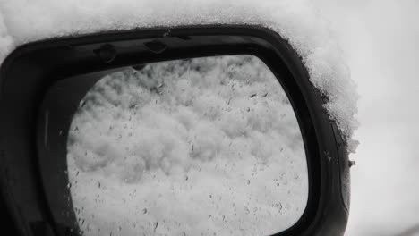 Nevando-Sobre-El-Espejo-Del-Auto,-Clima-Frío
