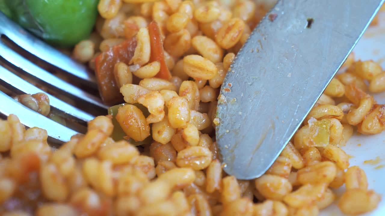 un primer plano de una horquilla llena de pilaf de bulgur