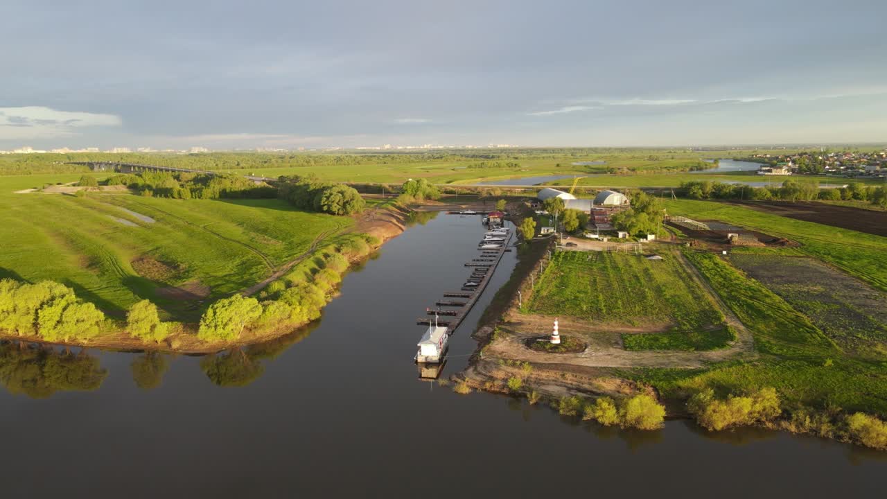 воздушный вид на реку и ландшафт