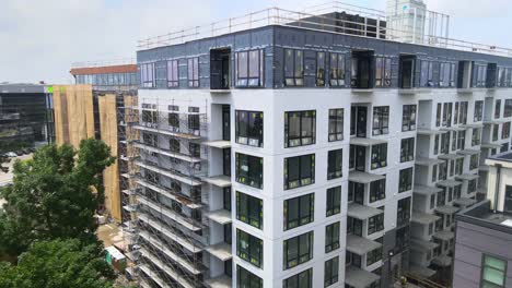 edificio nuevo aún en construcción, 7 pisos sin revestimiento, ya construido vista aérea cerca de las paredes ventanas instaladas