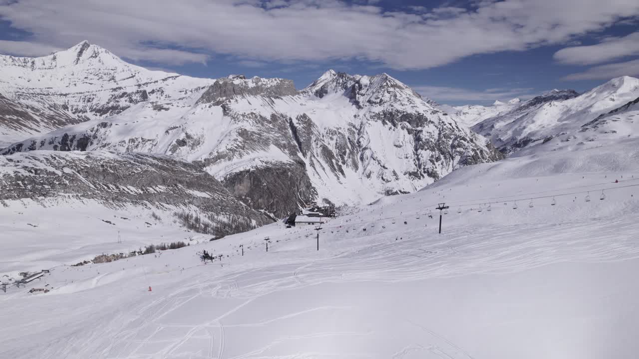 Volo a bassa quota su una destinazione sciistica nelle Alpi – Carrellata in avanti – Ripreso a Tignes e Val d'Isère