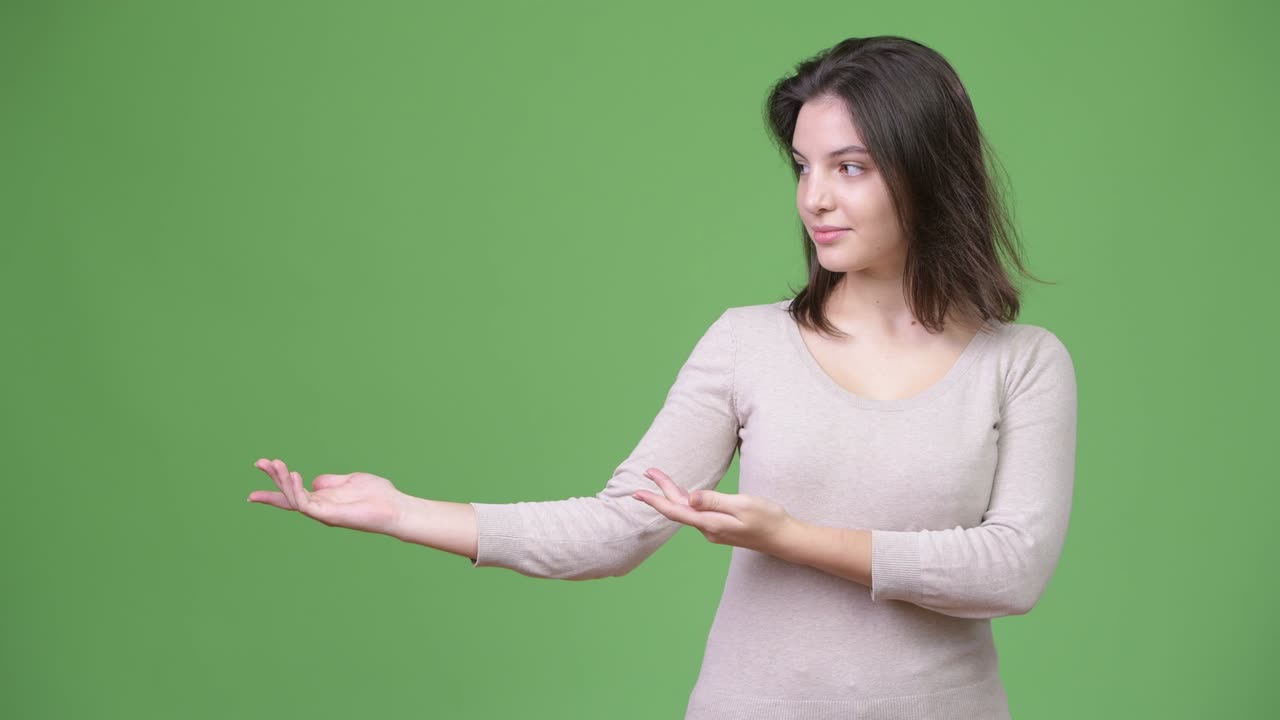 mujer hermosa joven mostrando algo