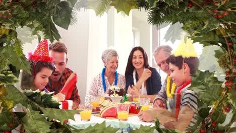 Borde-Del-árbol-De-Navidad-Con-La-Familia-Cenando