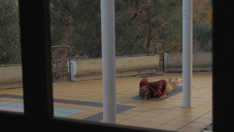 요가 를 하고 있는 여자