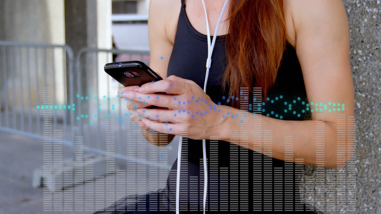 animación de columnas móviles sobre una mujer caucásica usando un teléfono inteligente